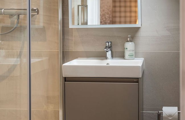 Bright&Spacious 3BD in Centre of Bourton - Photo 65