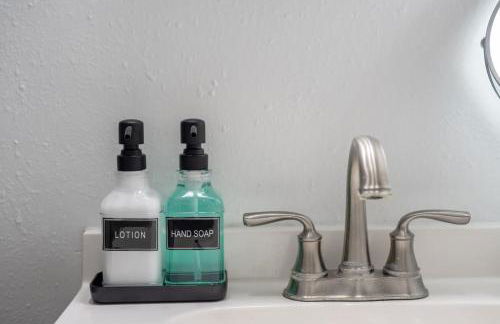 Pool - Free Parking - 2BD 1 Block from the Water - Foto 27