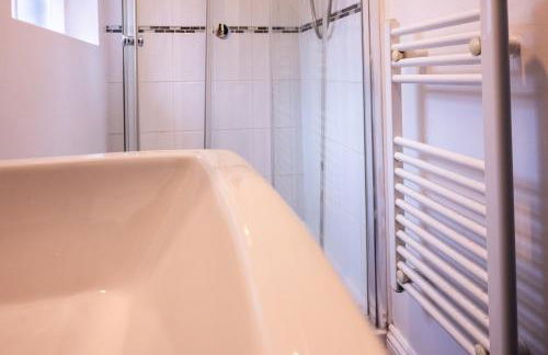 Rugby 1-BR Apt, Parking, City Centre, Sleeps 3 - Foto 14