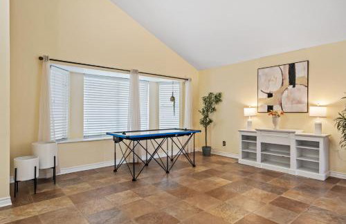 Entire Private Home with 4 Bedrooms, Pool, Hot Tub, King Bed, Garage, Available Now - Foto 64