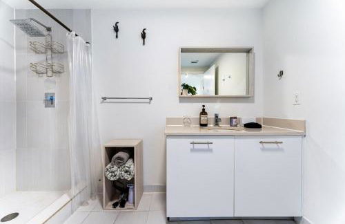 1BR Miami Retreat with BBQ, Pool, & Skyline Views - Foto 13