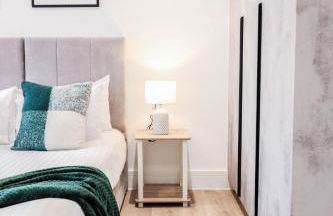 The Kingsmead Loft - Stylish 1BR Top Floor Apt with King or Twin Beds & Free Secure Underground Parking, Central High Wycombe HP13, Sleeps 3 - Foto 45