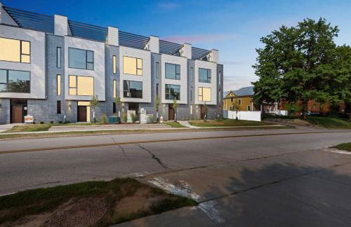 New Modern Townhome With Rooftop Patio 2 Bedroom Townhouse by RedAwning - Foto 56