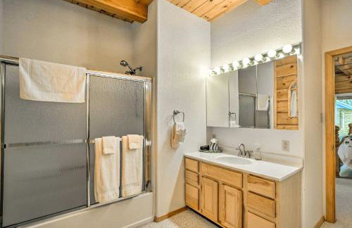 Bayfield Cabin with Wraparound Deck and Fire Pit - Foto 18