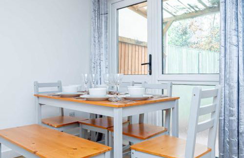 Spacious Home near Heathrow & Windsor with Parking - Photo 15