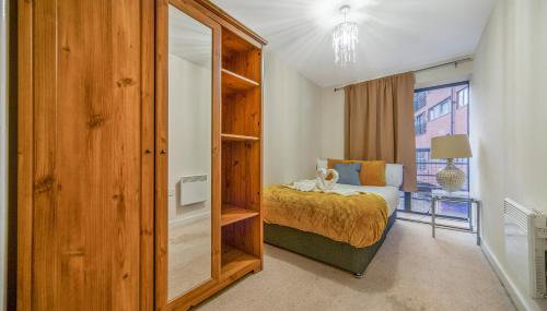 Modern City Centre 2 Bedroom flat in Birmingham - Free parking, Netflix - Foto 5, wardrobe