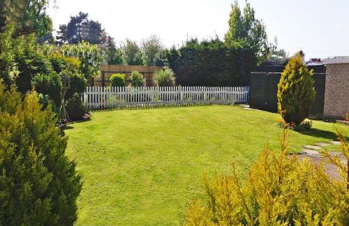 Stunning Holiday Cottage nr Skegness in Sunny Chapel St Leonards Just mins from the Beach & Attractions - Perfect for Couples & Family's who love to Relax but want Exciting Adventures nearby! Large Pet Friendly garden! - Photo 16
