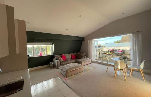 HM111 Penthouse Apartment with Lake View & free Spa Access- Lower Mill Estate Cotswolds - Foto 9