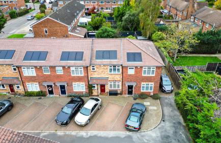 The Iver - 3BR - Spacious House - Free Parking - Photo 4