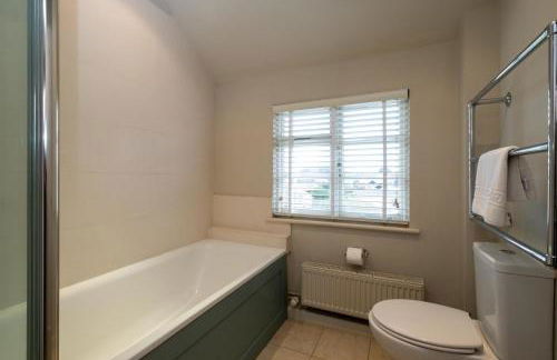 3 The Coastguards, Thorpeness - Only a stones throw from the Beach and very close to famous boating Meare, Country Club and Golf Club - Aldeburgh Coastal Cottages - Foto 29