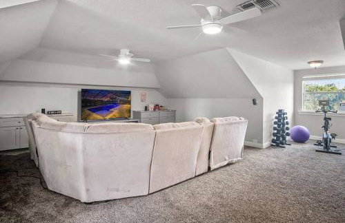 Elegant Home with Pool, Office, Theater, and Fence - Foto 24