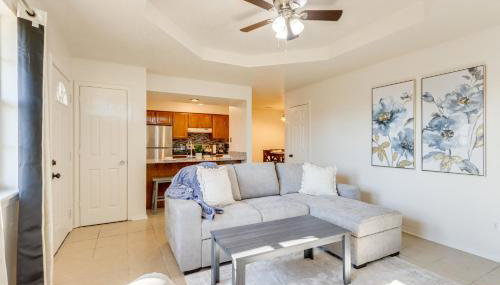 Home with Fenced Yard Near Dtwn Rogers! - Foto 5