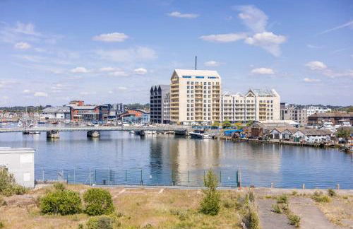 Sun-Soaked- Charming Views Overlooking the Harbour - Photo 3