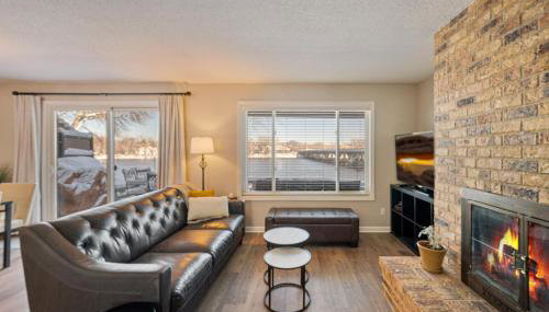 Riverfront Champlin Townhome with Deck and Water View! - Foto 4