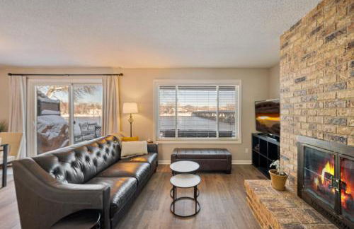 Riverfront Champlin Townhome with Deck and Water View! - Foto 4