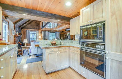 Charming Tamworth Cabin with Grill and Fireplace - Foto 9