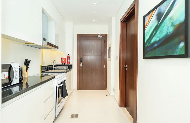 Luxury StayCation - Studio in Damac Hills with Balcony and Golf Views - Foto 11