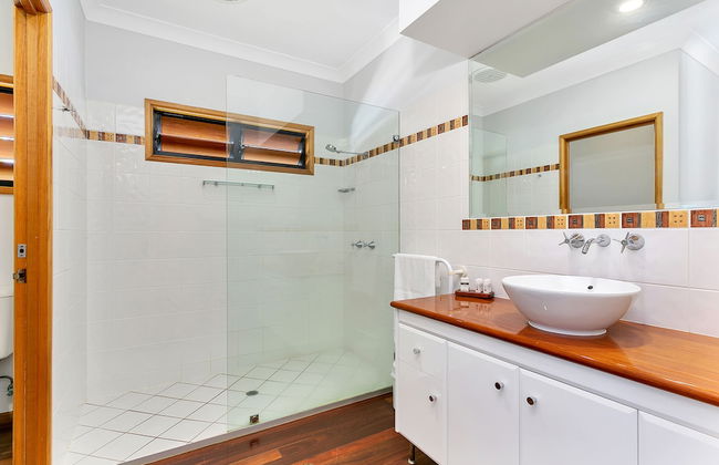 Reeflections Beachfront Holiday House - Photo 6