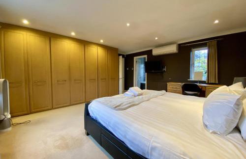 Beautiful 5 Bed 3 Bathroom Detached Family Home 8 - Photo 11