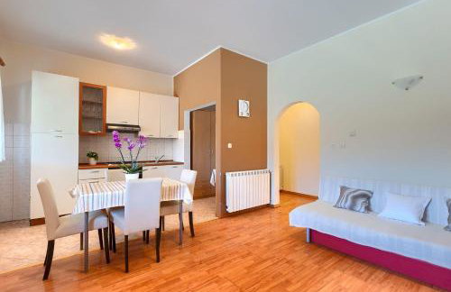 Faszinierendes Ferienhaus mit Privatpool, Volleyballfeld, Fussballplatz, Trampolin beim bekannten Radweg Parenzana - Foto 10