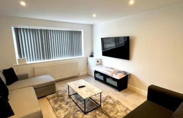 Manchester 2BR Luxe Lounge, Hot Tub, Pool Table - Photo 22