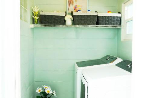 100 Steps to beach access - 5 minute walk to the Village - Private Porch - Foto 31