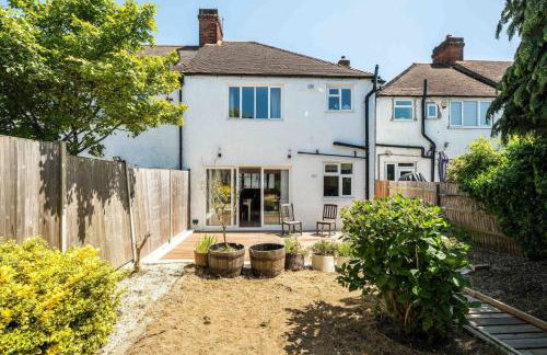 Elegant 2BD House with Garden and Decked Patio - Foto 9