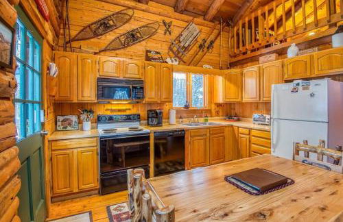 Family-Focused & Pet-Friendly Log Cabin with 4BR 2BA Sleeps 10 - Photo 39