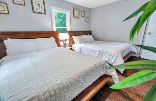 Cheerful 2-Bedroom with convenient Expressway access - Photo 2