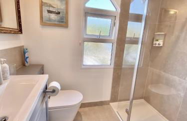 Simply the best ! 4 min walk to Beach, Pubs, Restaurants, Shops, Htd Pool, Hottub, Games rm, 1 acre Garden, BBQ's Coast to Coast cycle path, Beautiful, Bassets acre, Only six 1-3 bedroom SUPERB apartments, Free Parking and WIFI - Foto 9