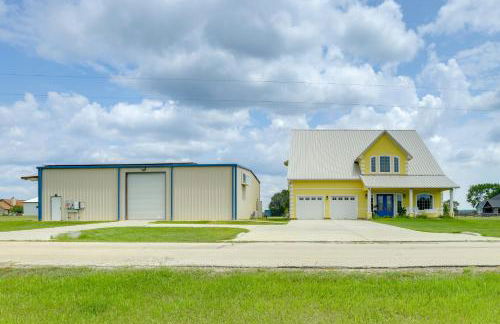 Aircraft Tours! Fly-In Hangar Apt in New Waverly - Foto 4