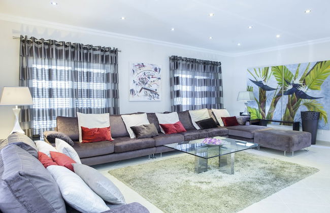 Outstanding Villa Very Well Located Near The Beach - Photo 3