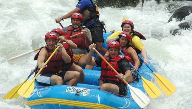 Foto de grupo enfrentando as correntezas