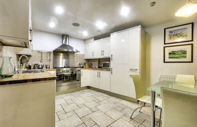 St Stephen Street Apartment - Photo 8