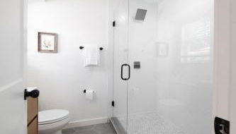 LUX ~Pet Friendly Richardson 3 bedroom 1 story Home~ - Foto 3, Shower