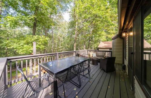 Secluded Retreat w Hot Tub, FirePit & Pool Access - Foto 29