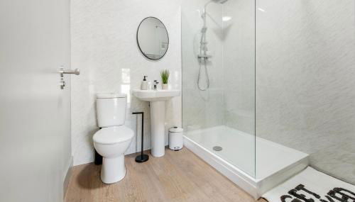 Brand New 1-Bed Flat With Free Parking - Foto 5, towels, Shower