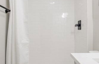 Chic 3BR Home with Fire Pit-Private Yard-Family Friendly - Foto 45