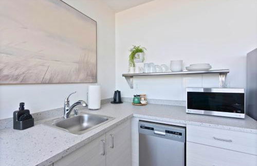 Midcentury Stay w Free Parking - Foto 9