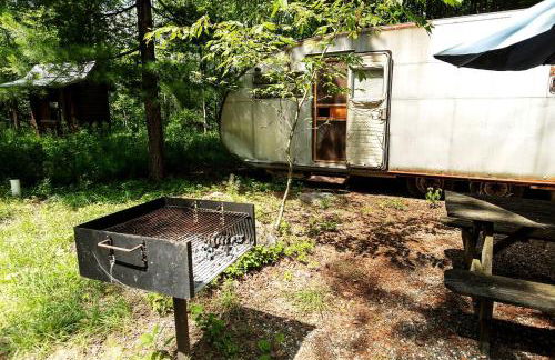 Gorgeous Fully Restored Caravan Nestled in the Trees Along Silver Lake for a Unique Vacation in Woodridge, New York - Foto 16