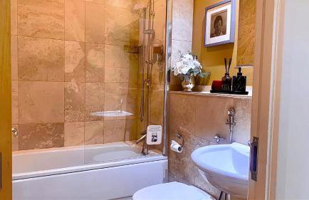 Stylish 2BR Apartment in Leeds City Centre with Town Hall Views - Foto 16