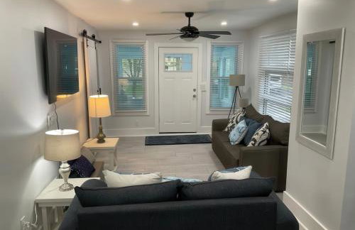 Cozy Coastal Retreat N Lake Ontario Sleeps 8 - Foto 4