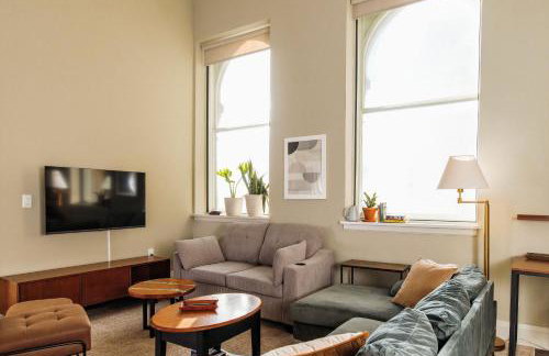 Downtown Luxe 2BR Loft Apt - Sleeps 6-7 - Walkable - Foto 2