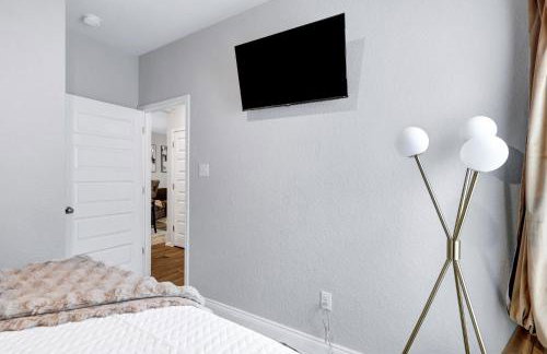 Stylish Hot Tub Retreat BBQ Yard Games WiFi Pets - Foto 36