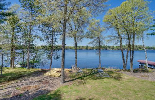 Spacious Lakefront New Auburn Home with Sunroom - Foto 32