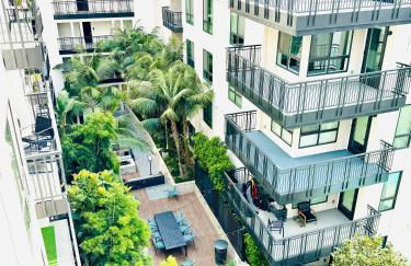 Hollywood Penthouse with Balcony & Pool View - Photo 64