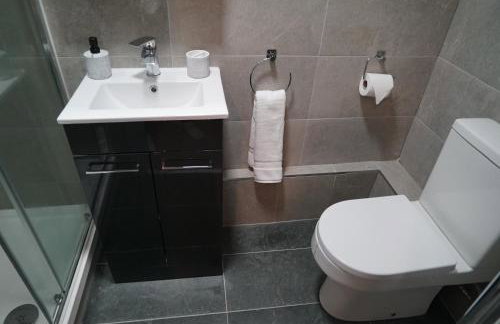 Modern 2 Bed Apartment, Desborough, Kettering, Sleeps 5, Free Parking, WIFI, Ideal for Contractors, Professionals, Families and Relocations - Photo 22