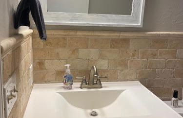 Cozy 3 Bedroom Home in Quiet Neighborhood - Photo 23