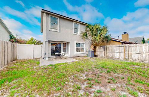 Cozy Spacious Home with Private Backyard and Patio, near shopping - Foto 1