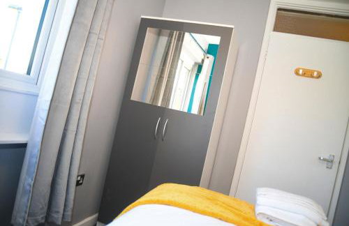 2ndHomeStays- Willenhall-A Serene 3 Bed House with a Garden View-Suitable for Contractors and Families-Sleeps 9 - 7 mins to J10 M6 and 21 mins to Birmingham - Foto 32